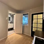 Renovated 2-bedroom -72 M2 Center! 아파트 *