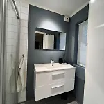 Renovated 2-bedroom -72 M2 Center! 아파트 *